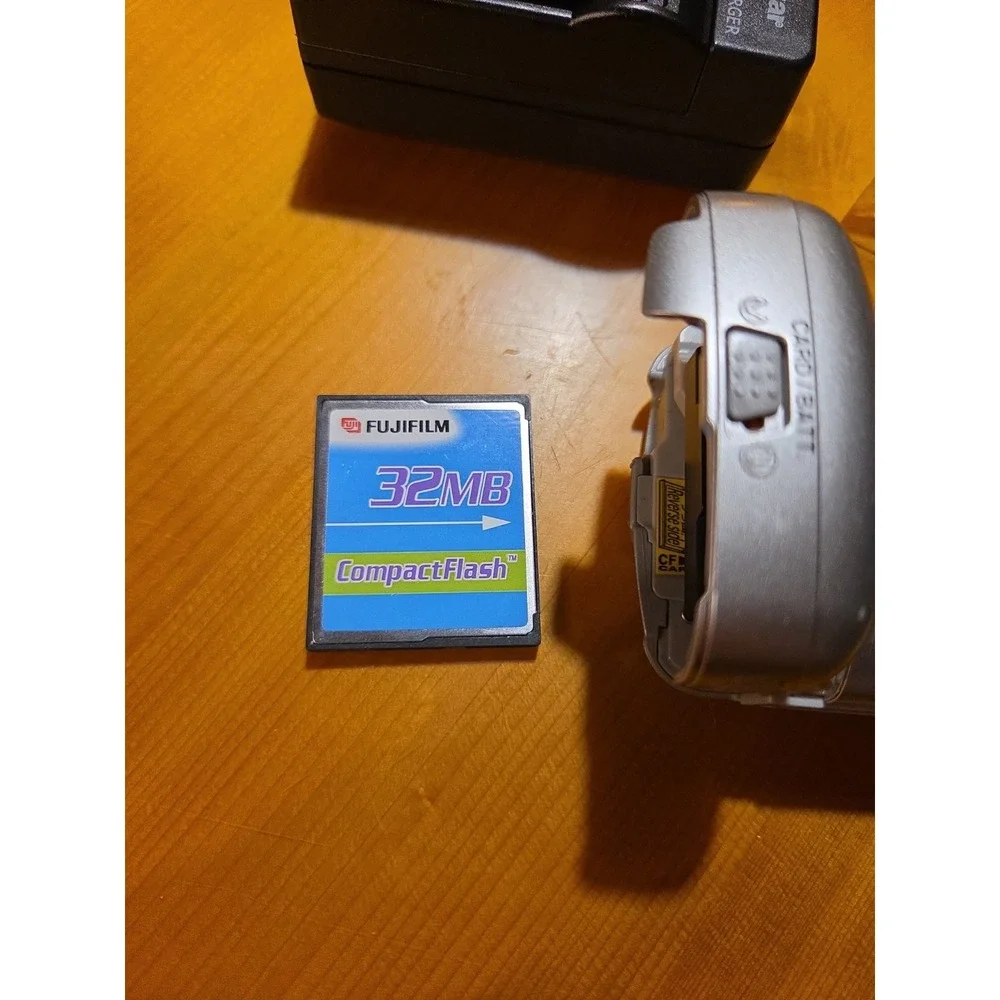 Nikon COOLPIX 2500 Silver Blue 2MP Compact Digital Camera Swivel 3x Nikkor Japan